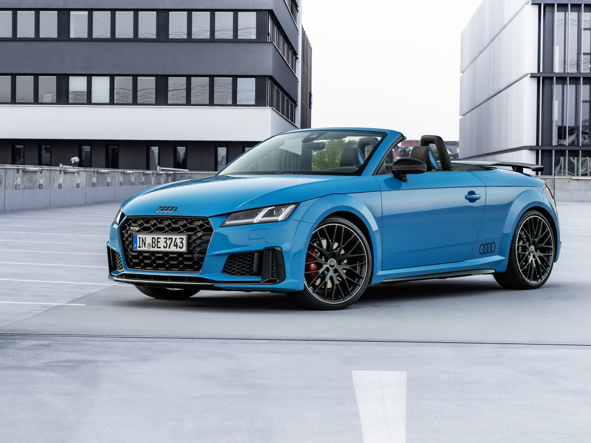 Голубой автомобиль кабриолет Audi TTS, 2021 года