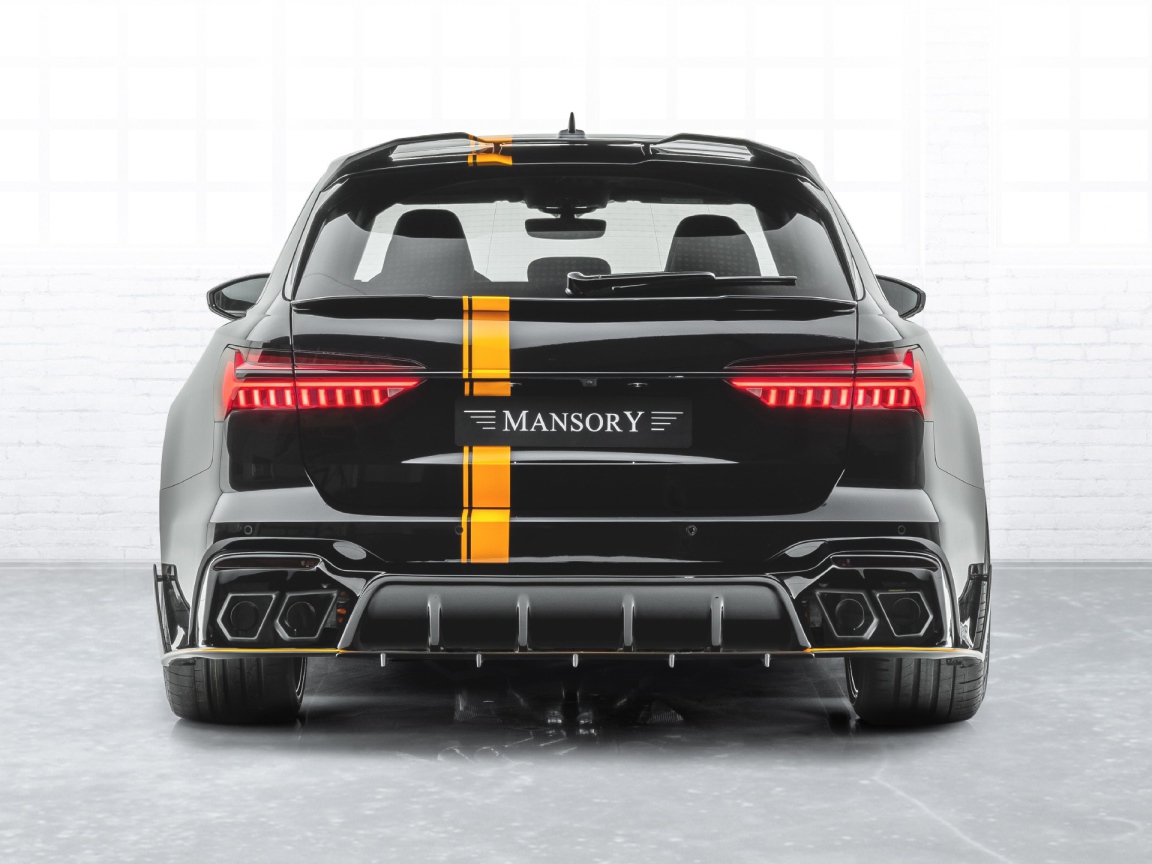 Автомобиль Mansory Audi RS 6 Avant 2020 года вид сзади на белом фоне