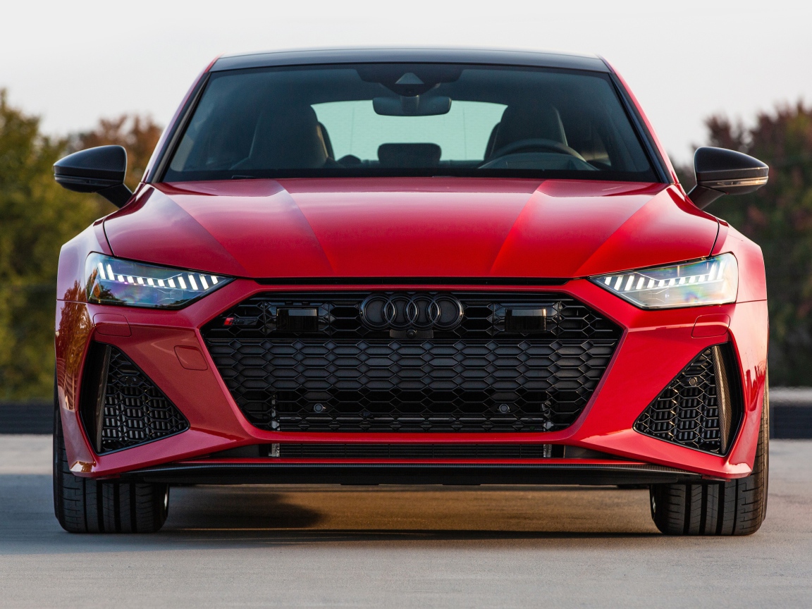 Красный автомобиль  Audi RS 7 Sportback, 2021 года вид спереди