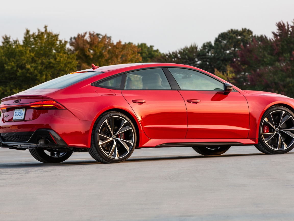 Красный автомобиль  Audi RS 7 Sportback, 2021 года вид сбоку