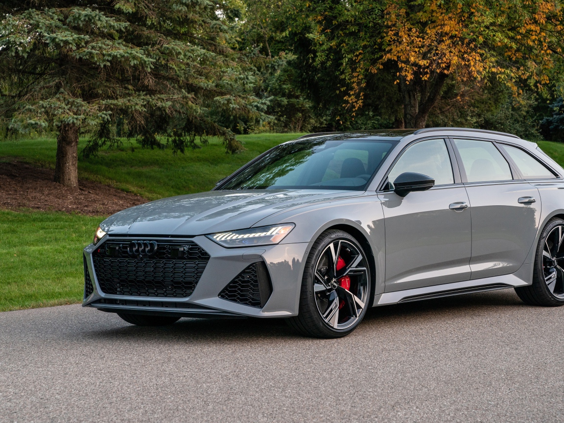 Серебристый автомобиль Audi RS 6 Avant, 2021 года вид спереди