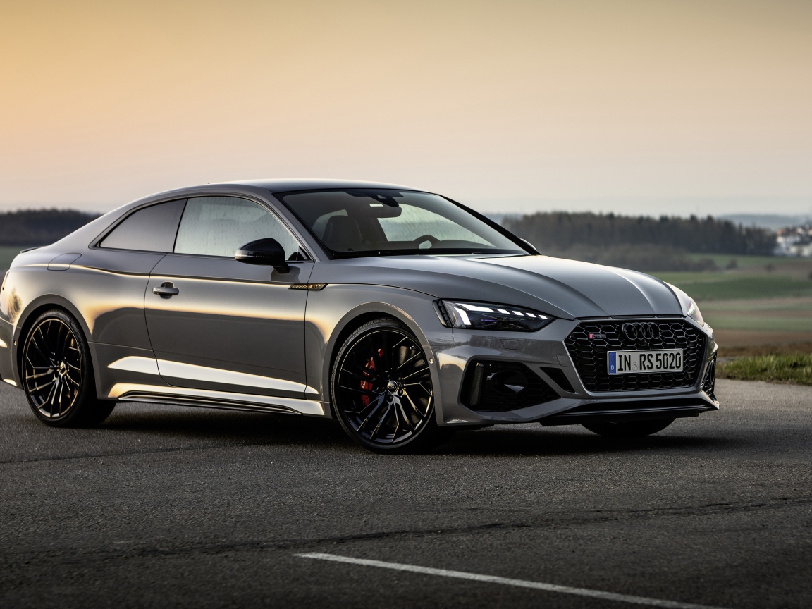 Серебристый автомобиль Audi RS 5 Coupe 
