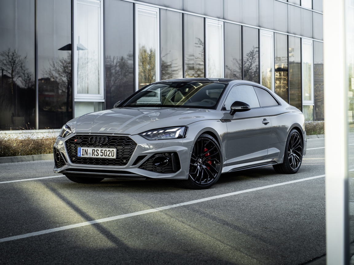 Серебристый автомобиль Audi RS 5 Coupe у здания 