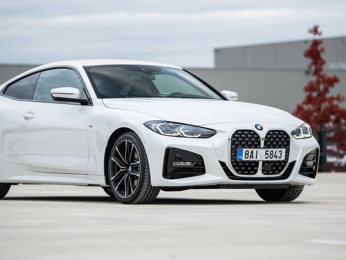 Белый автомобиль BMW 420d XDrive Coupé M Sport 2020 года