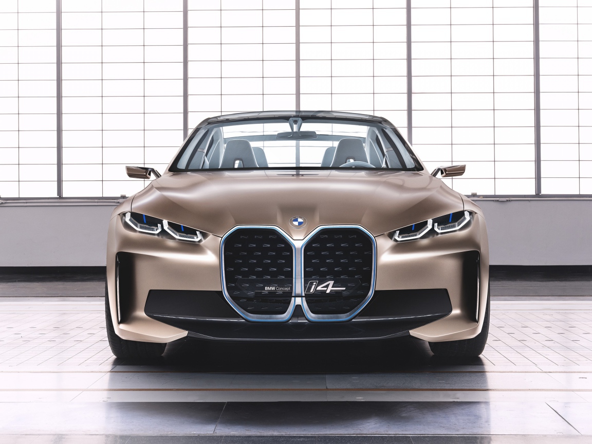 Автомобиль BMW Concept I4 2020 года вид спереди