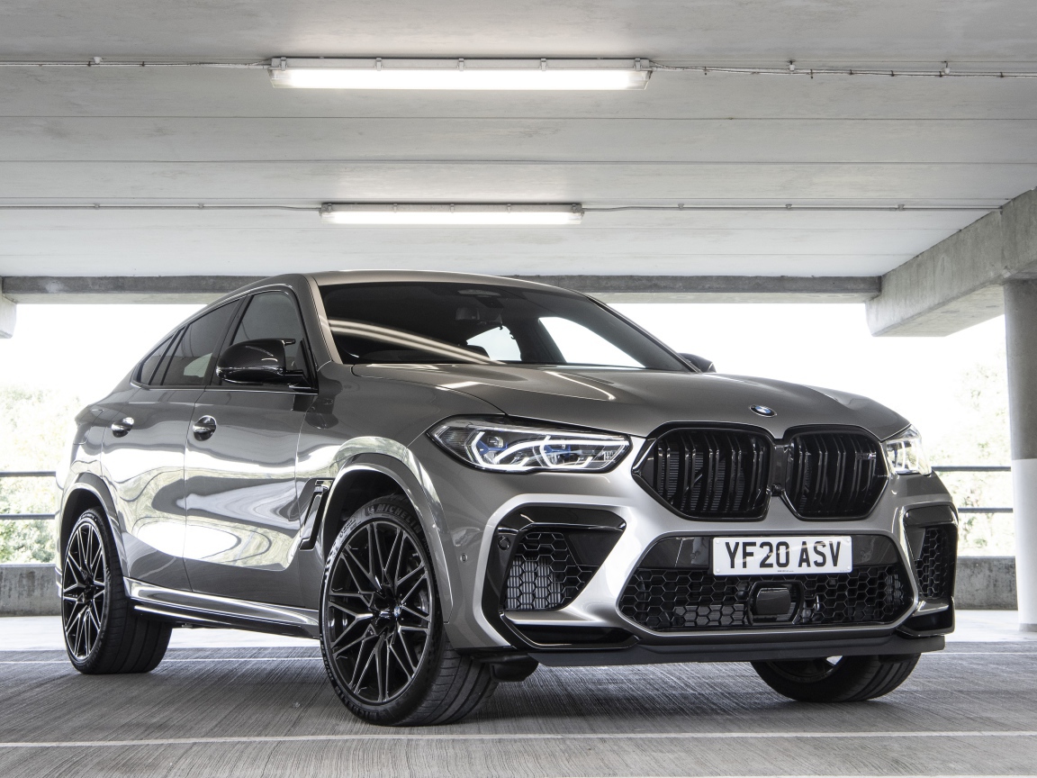 Автомобиль BMW X6 M Competition 2020 года на парковке 