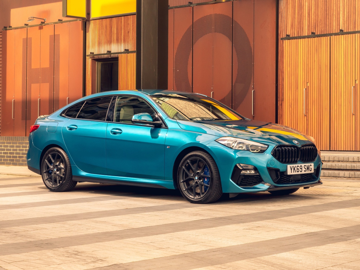 Синий автомобиль BMW 218i Gran Coupe M Sport 2020 года у здания 