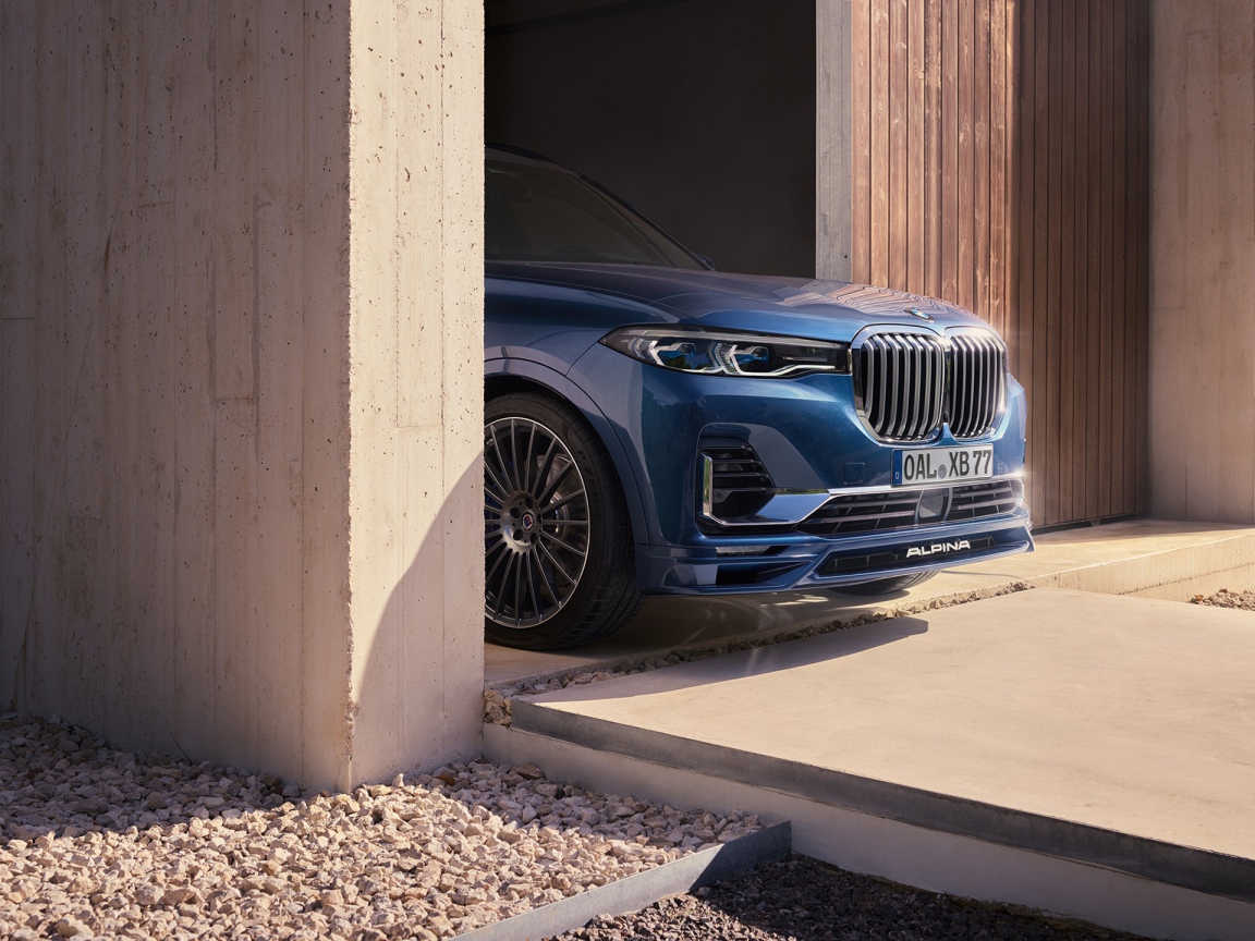Автомобиль BMW Alpina XB7, 2021 года выезжает из гаража