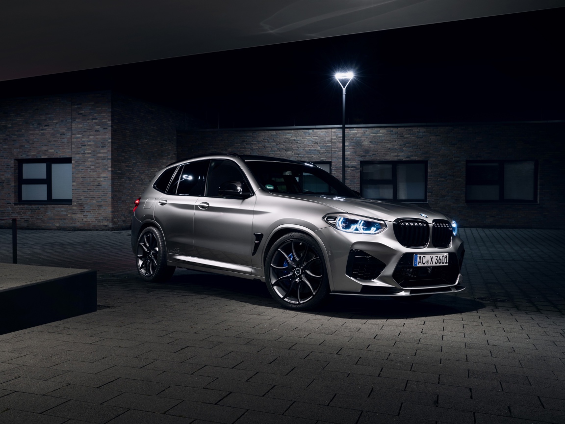 Дорогой автомобиль  BMW X3 M 2020 года на улице 