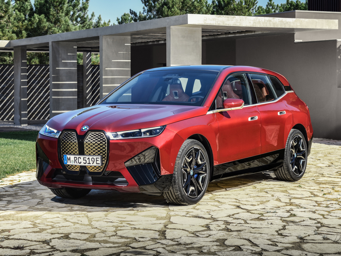 Красный кроссовер BMW IX Sport 2021 года у дома