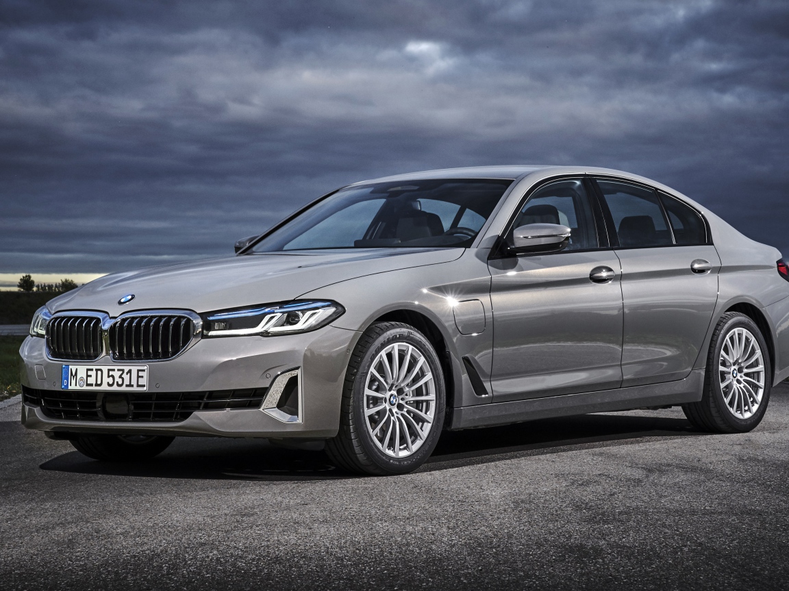 Серебристый автомобиль BMW 530e Luxury Line 2020 года 