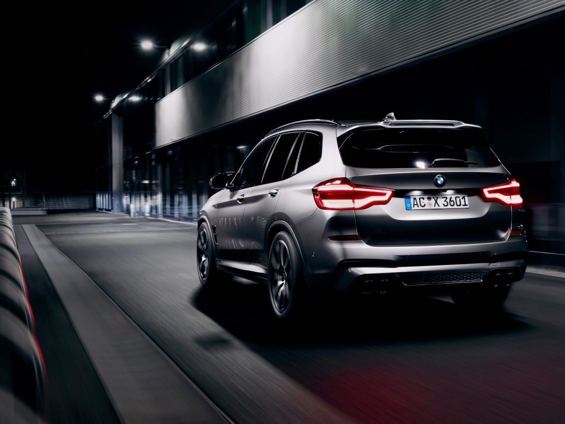 Автомобиль BMW X3 M 2020 года вид сзади