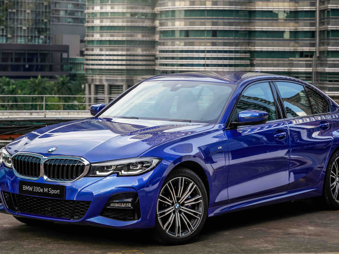 Синий автомобиль BMW 330e M Sport 2021 года