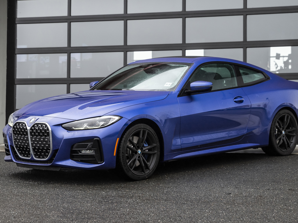 Синий автомобиль BMW 430i XDrive, 2021 года у гаража