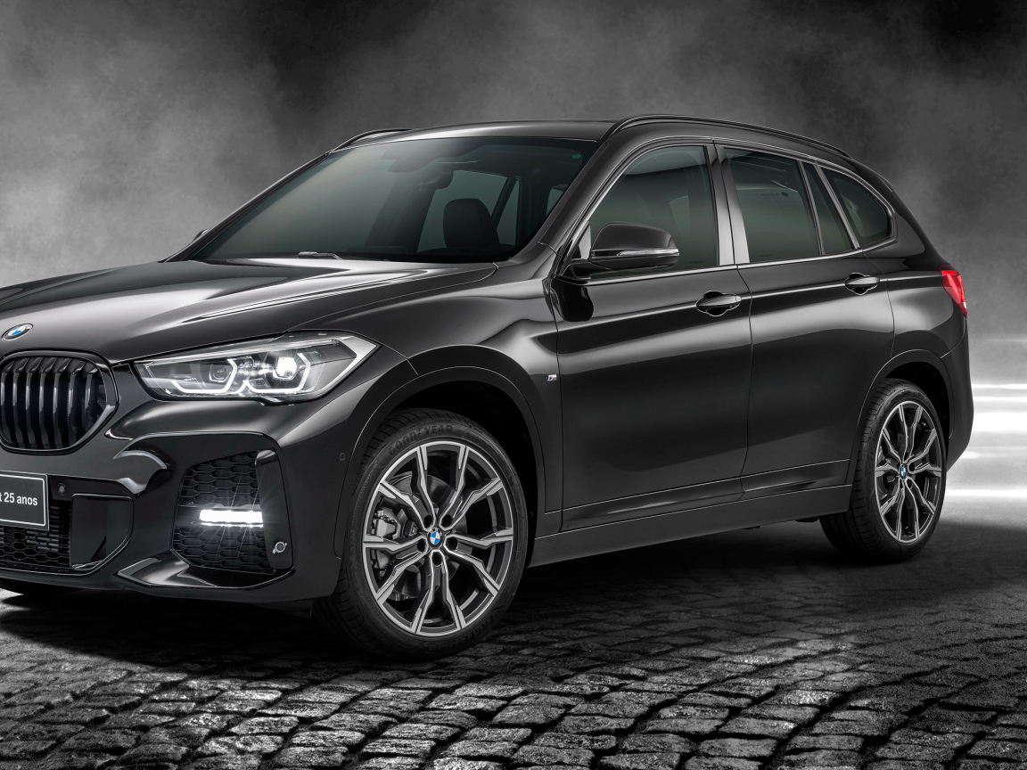 Черный автомобиль BMW X1 SDrive20i M Sport 25 Anos 2020 года в свете софитов