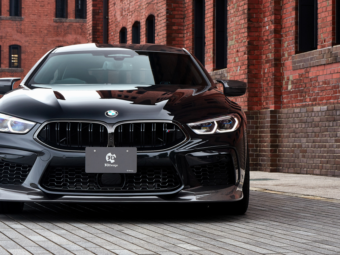 Черный автомобиль BMW M8, 2020 года у кирпичной цены