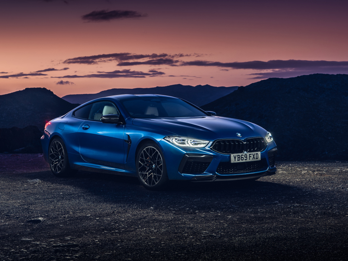 Синий автомобиль BMW M8 Competition Coupe 2019 года на фоне гор