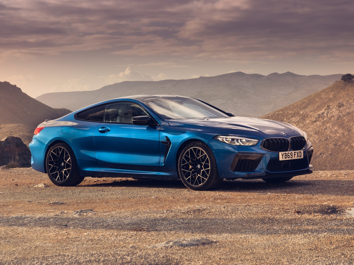 Синий автомобиль BMW M8  2019 года в горах