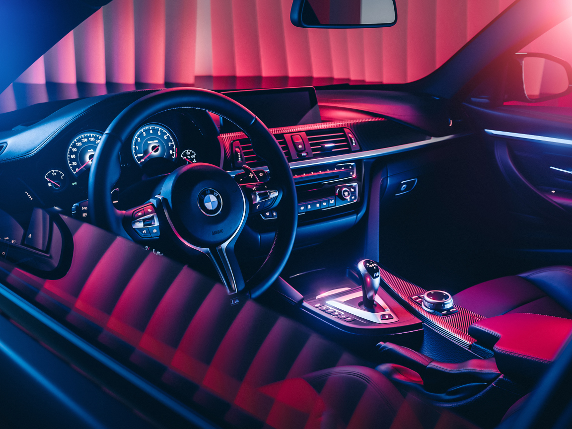 Дорогой черный кожаный салон автомобиля BMW M4 