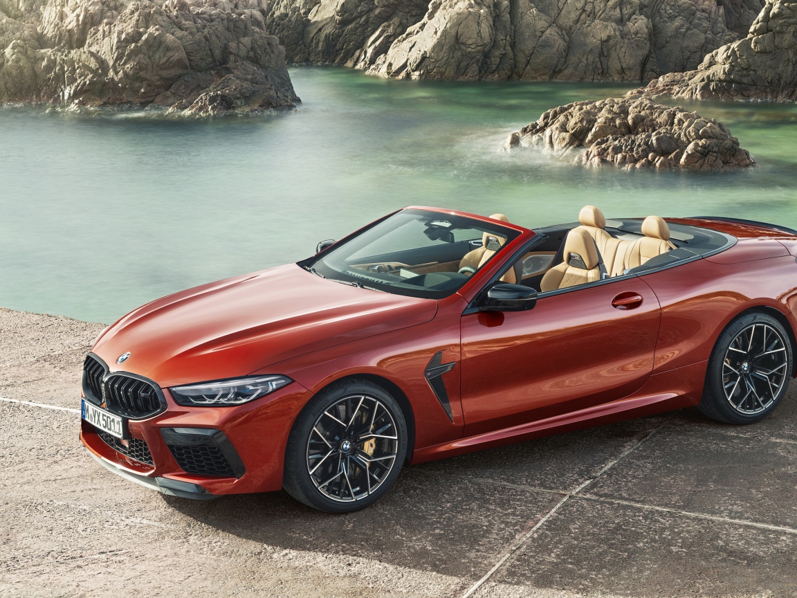 Красный кабриолет BMW M8, 2019 года у воды