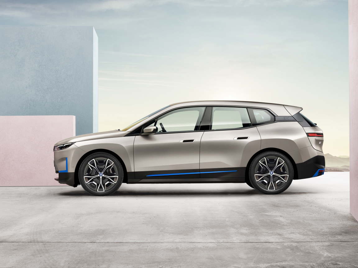 Серебристый автомобиль BMW IX 2021 года вид сбоку