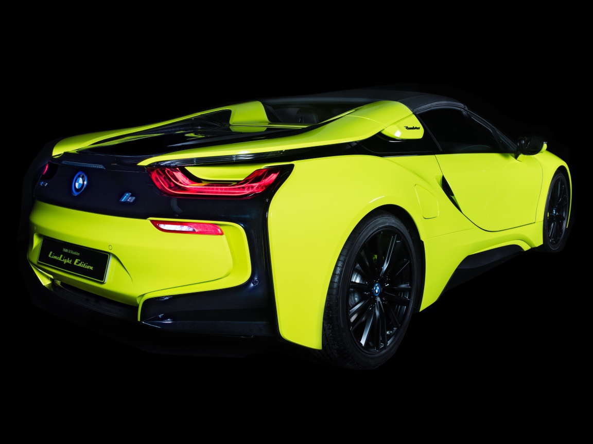 Спортивный автомобиль BMW I8 Roadster, 2019 года на черном фоне