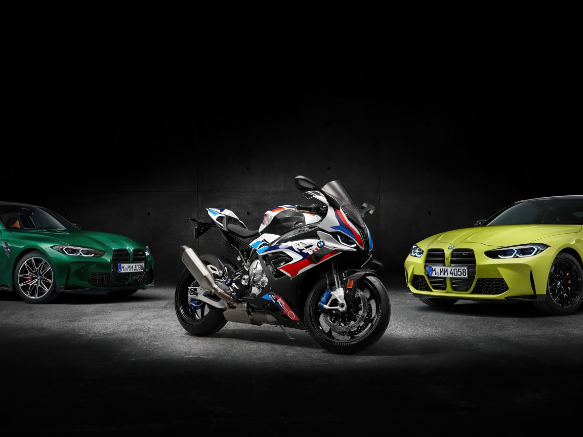 Два автомобиля и  мотоцикл Bmw на черном фоне