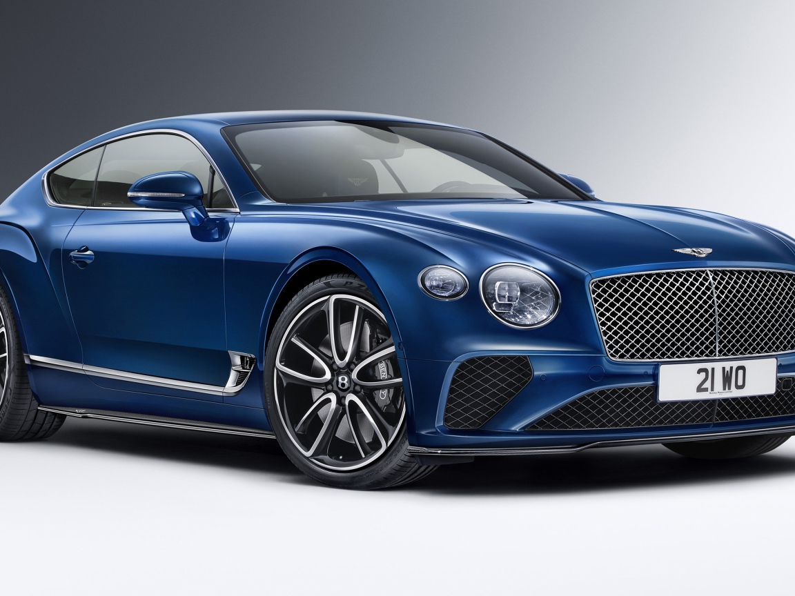Синий автомобиль Bentley Continental GT Styling 2020 года на сером фоне вид спереди