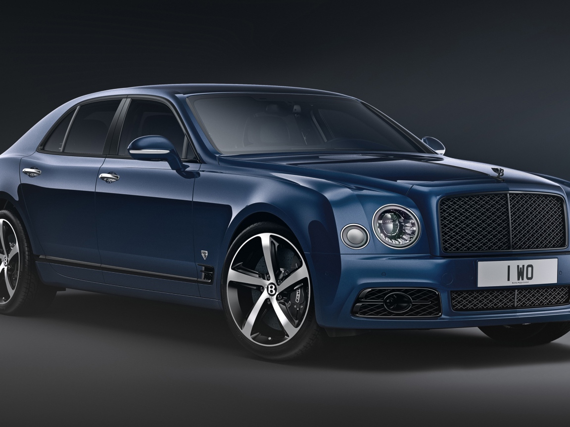 Синий дорогой автомобиль Bentley Mulsanne,  2020 года на сером фоне