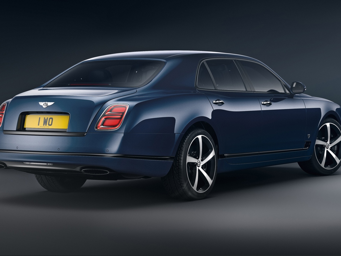 Стильный Bentley Mulsanne Edition By Mulliner 2020 года вид сзади на сером фоне