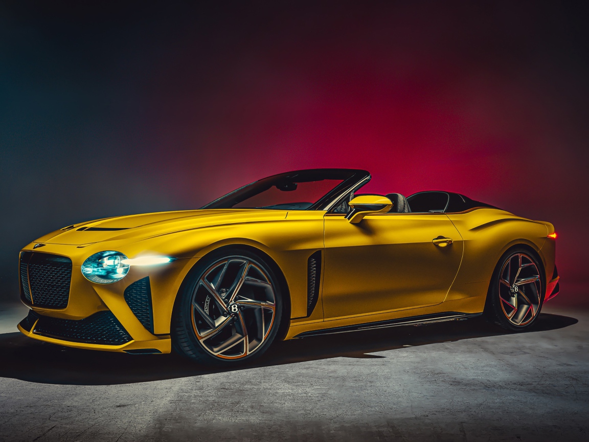 Желтый автомобиль кабриолет Bentley Mulliner Bacalar 2020 года 