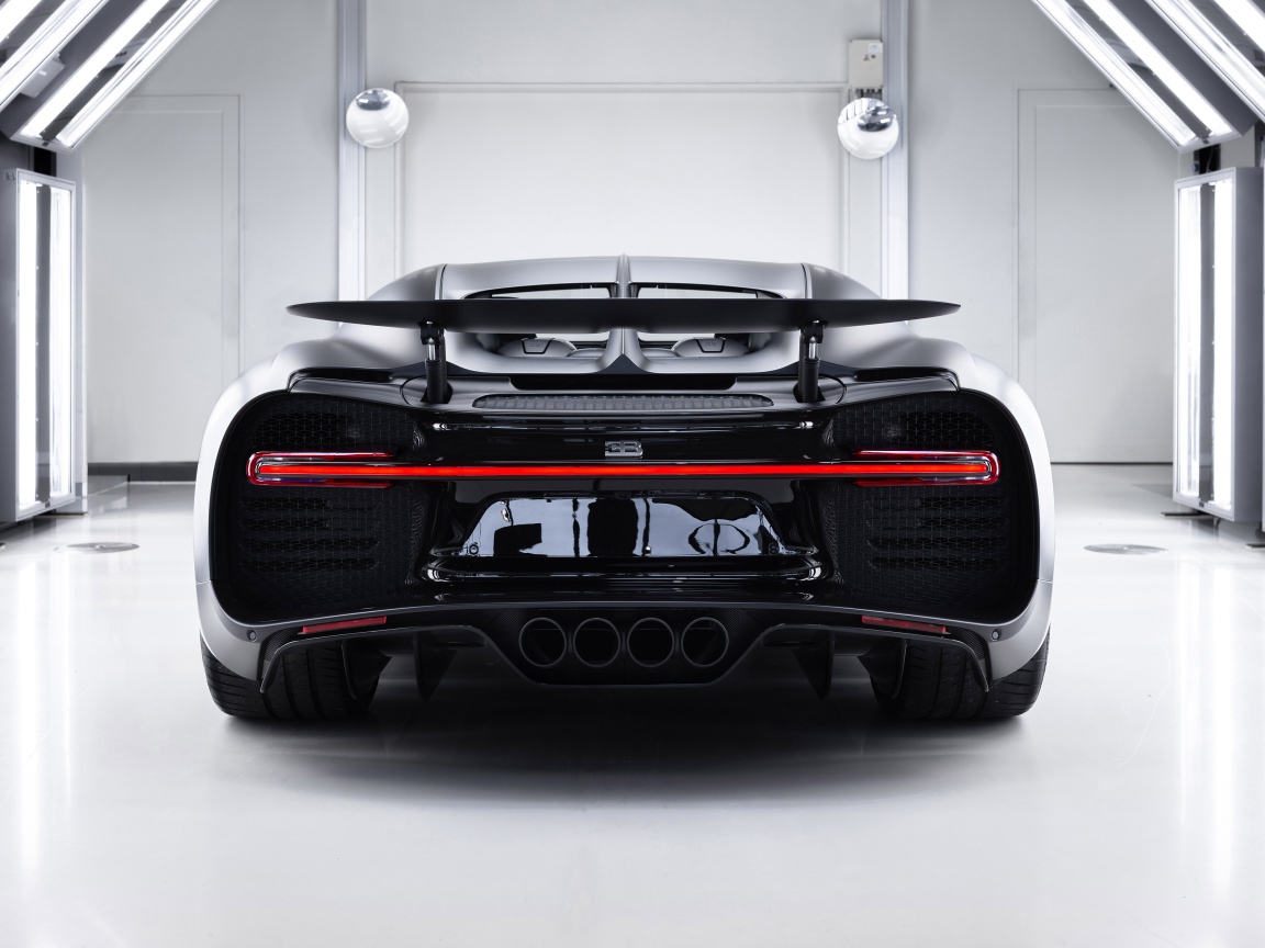 Автомобиль Bugatti Chiron Noire 2020 года вид сзади
