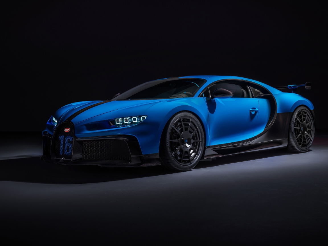 Синий автомобиль Bugatti Chiron Pur Sport 2020 года вид сзади
