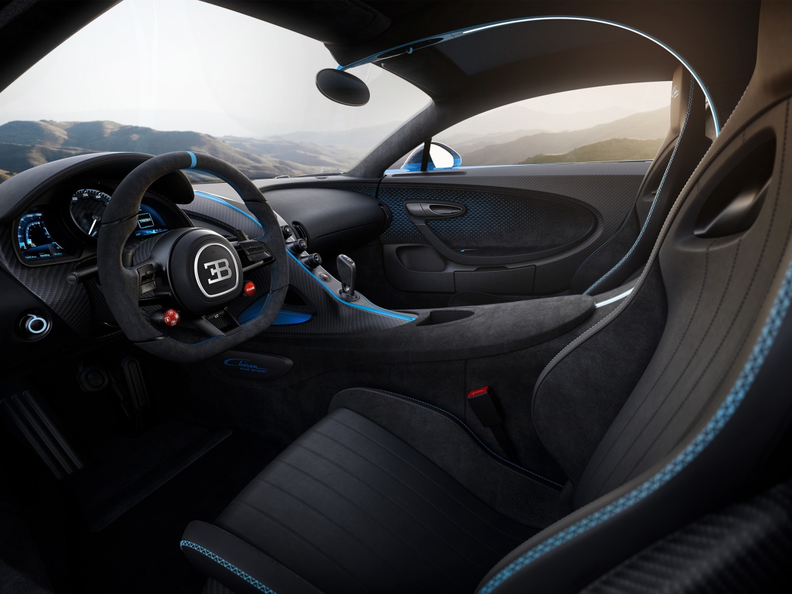 Салон черного автомобиля Bugatti Chiron Pur Sport 2020 года
