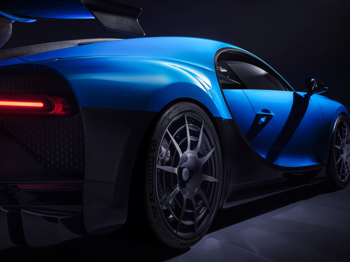 Автомобиль Bugatti Chiron Pur Sport 2020 года вид сзади на черном фоне