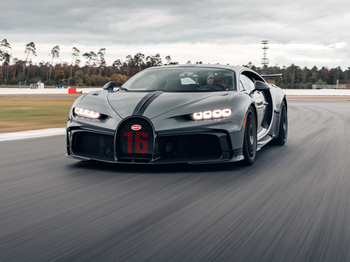 Спортивный Bugatti Chiron Pur Sport 2020 года на трассе