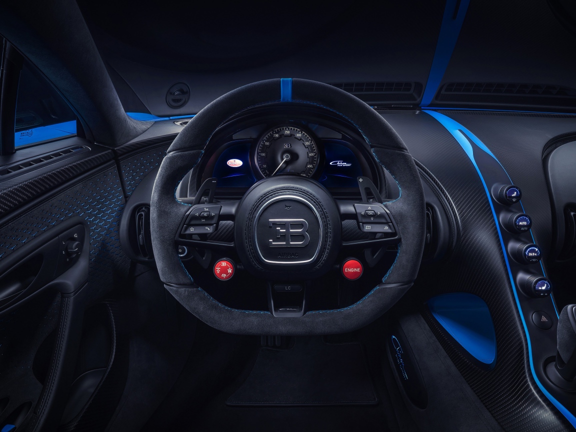 Черный салон автомобиля Bugatti Chiron Pur Sport 2020 года