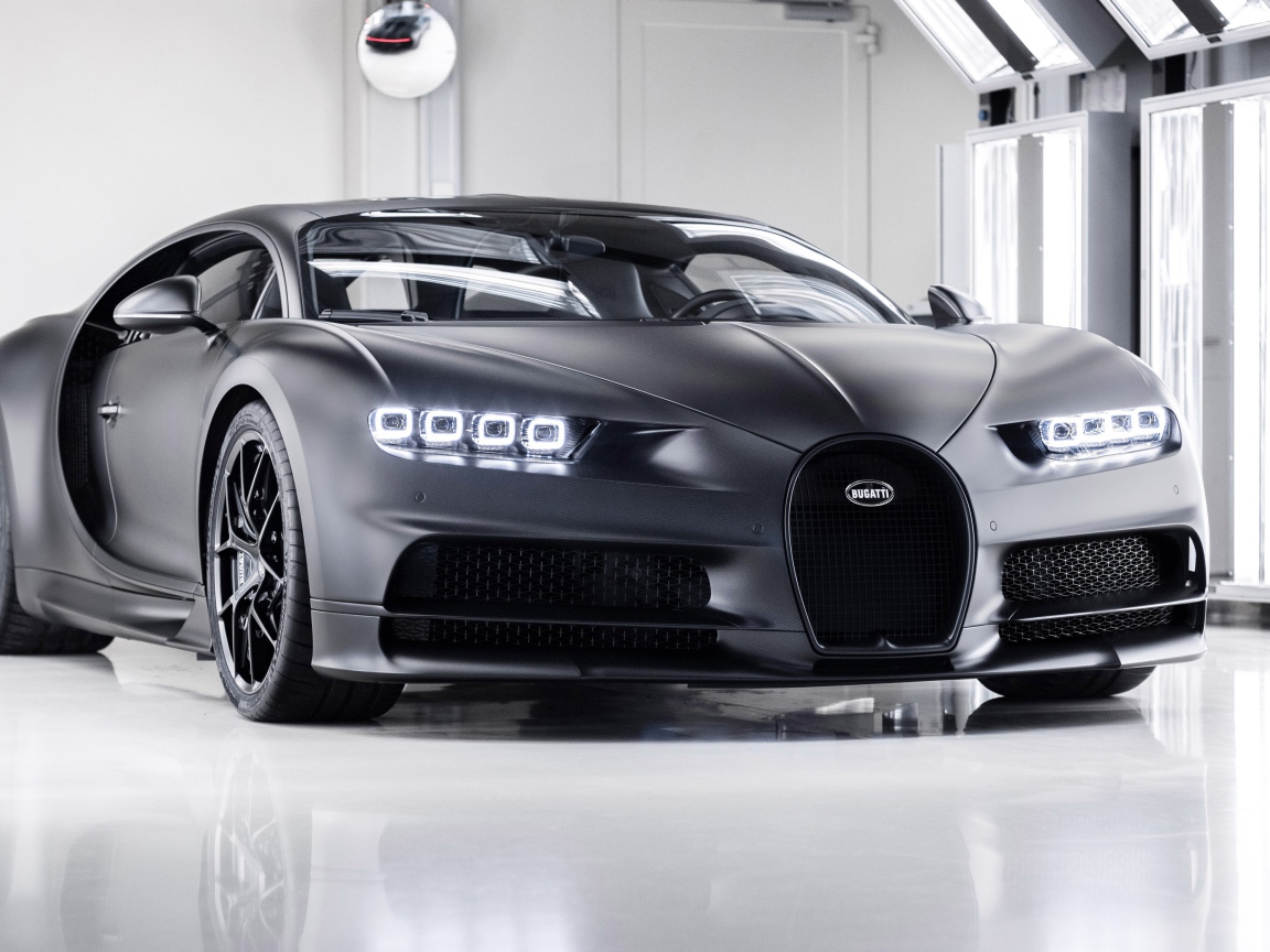 Автомобиль bugatti chiron 2020 года с включенными фарами