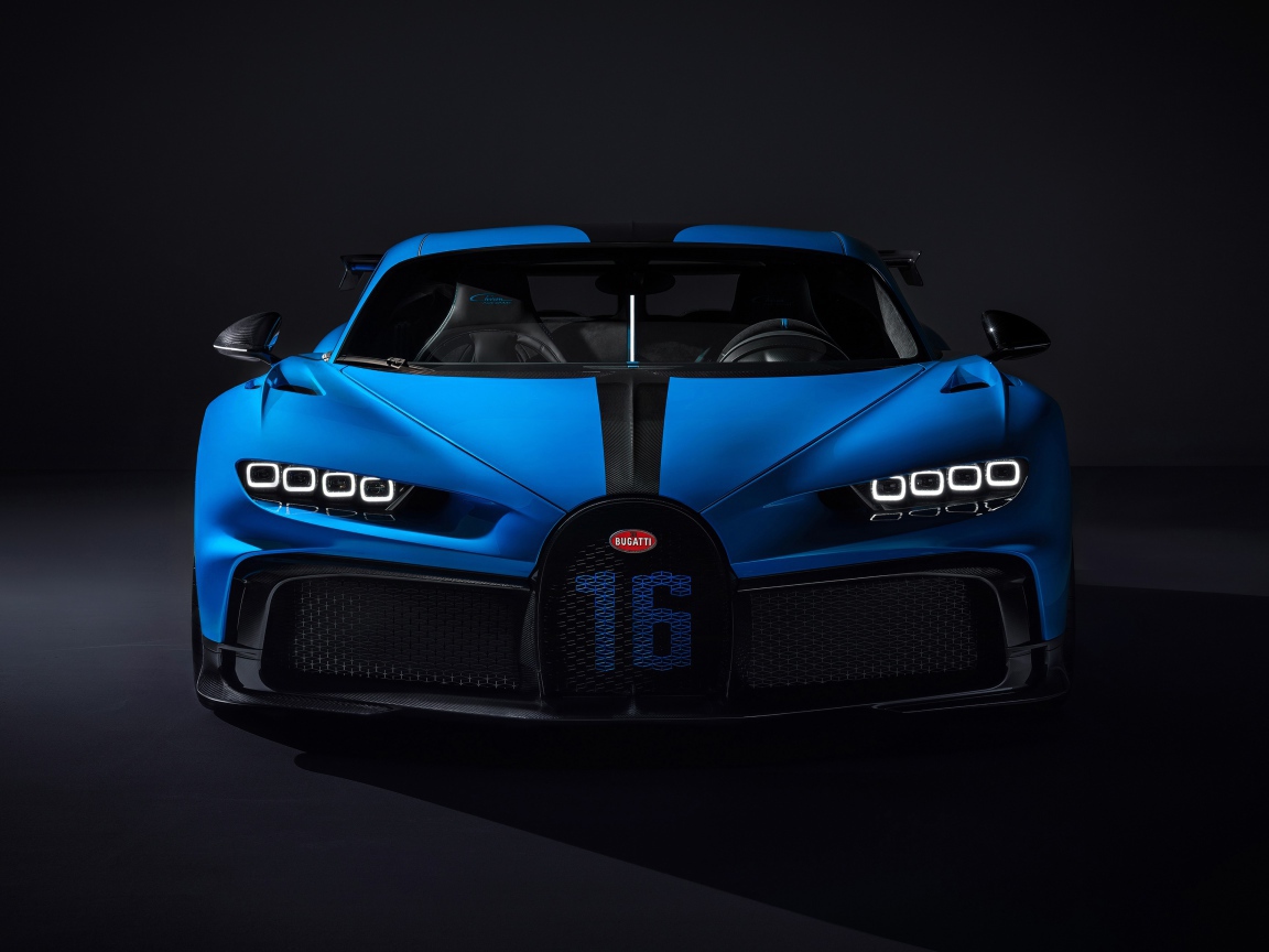 Синий автомобиль Bugatti Chiron Pur Sport 2020 года на черном фоне