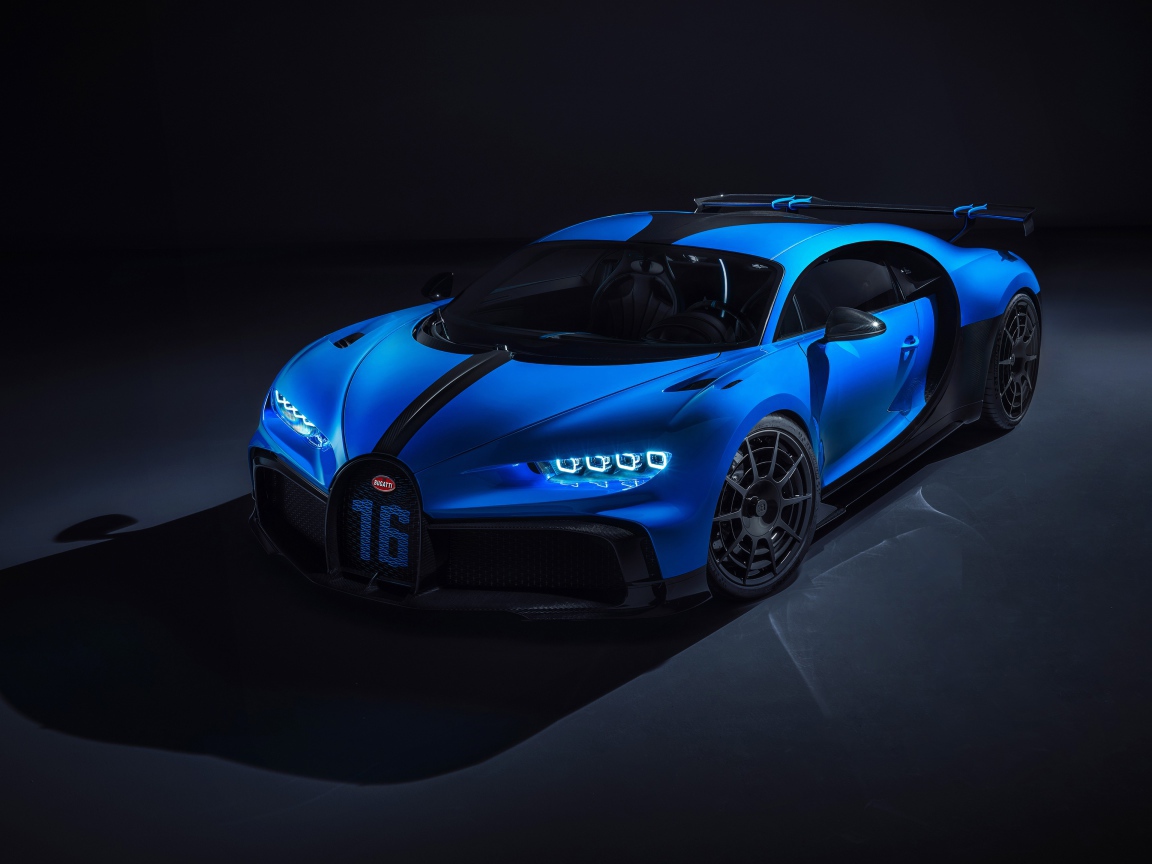 Синий автомобиль Bugatti Chiron Pur Sport 2020 года на сером фоне 