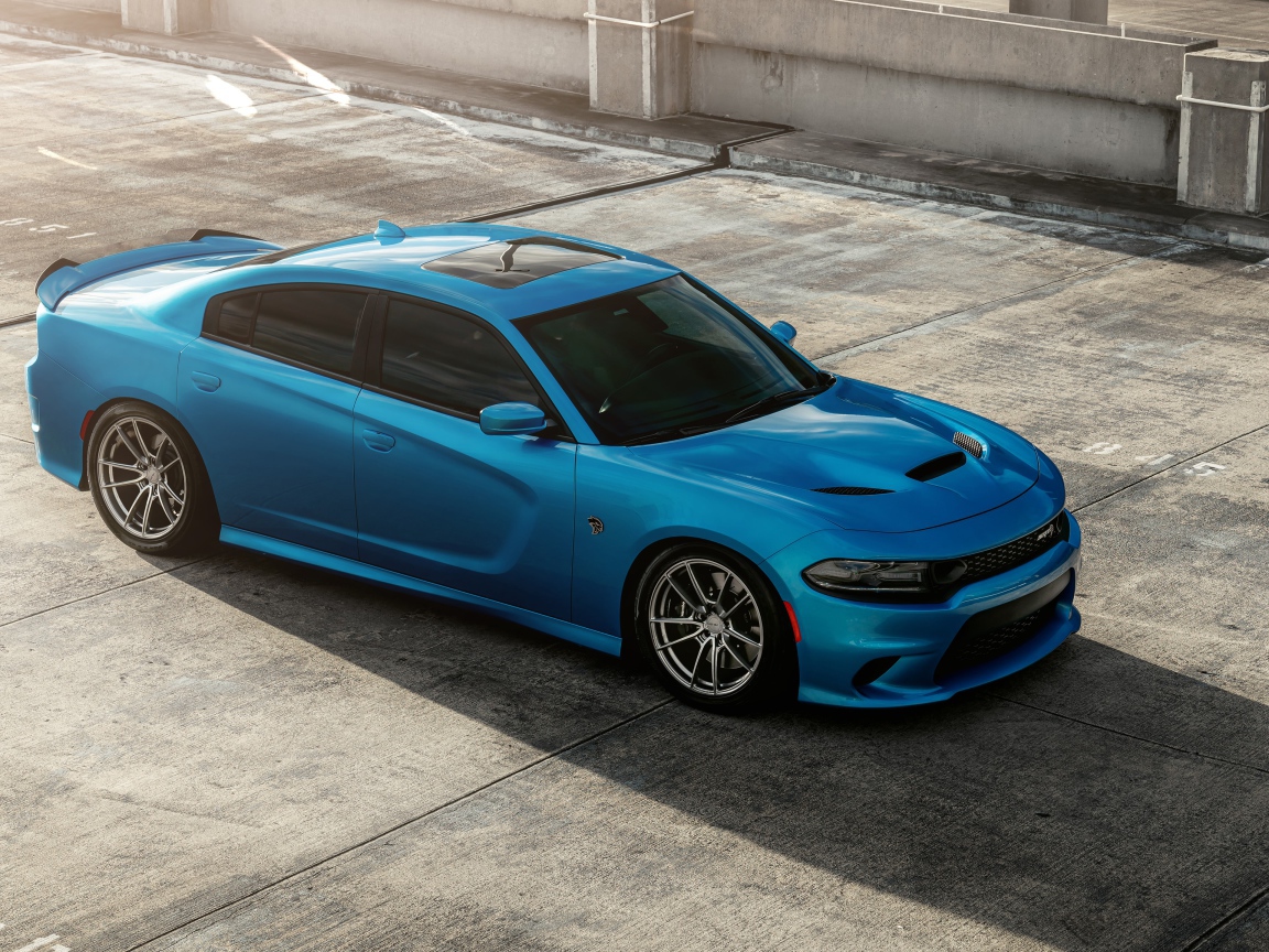 Синий автомобиль Dodge Charger SRT Hellcat 