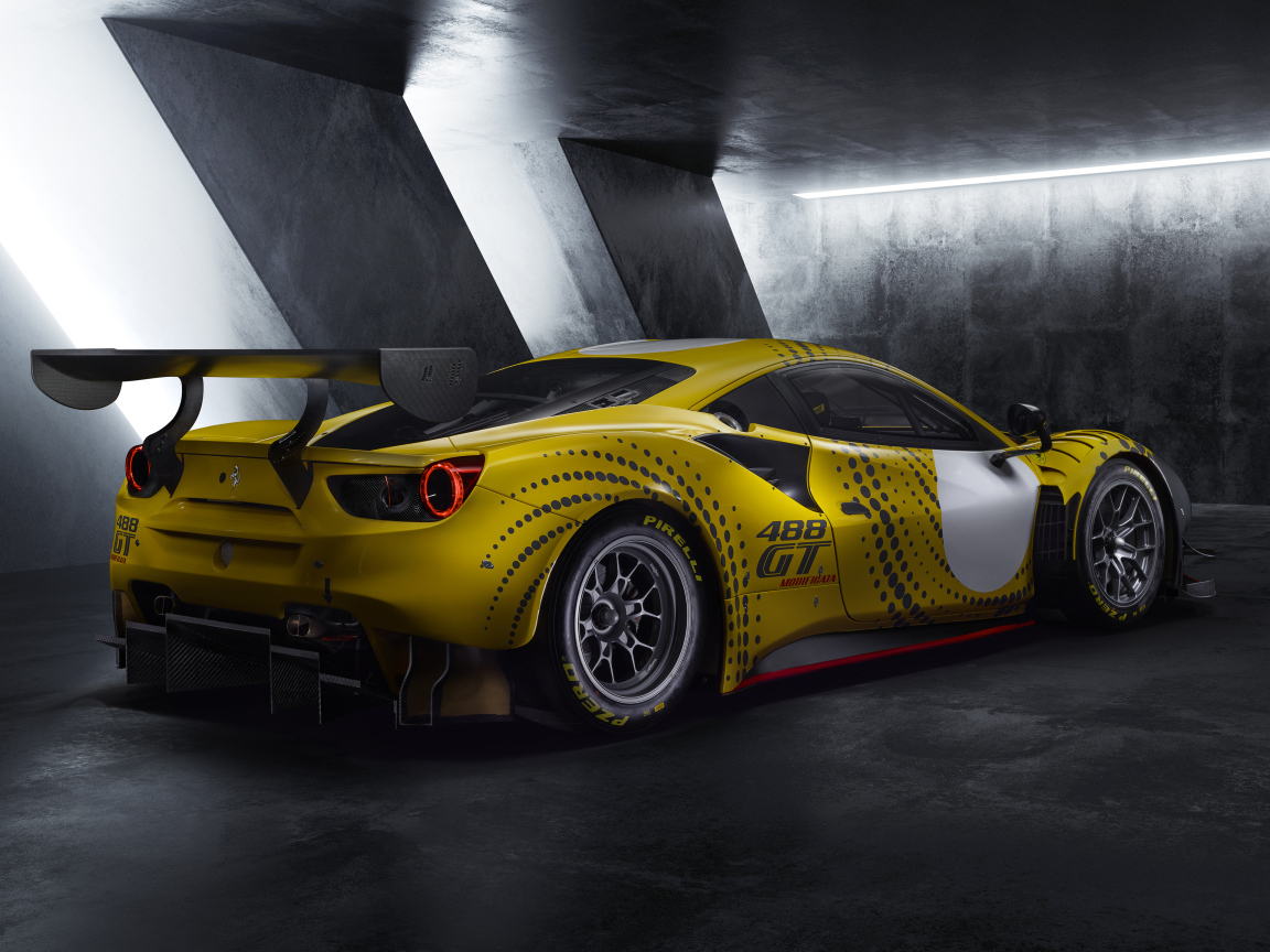 Гоночный автомобиль Ferrari 488 GT Modificata 2021 года у серой стены