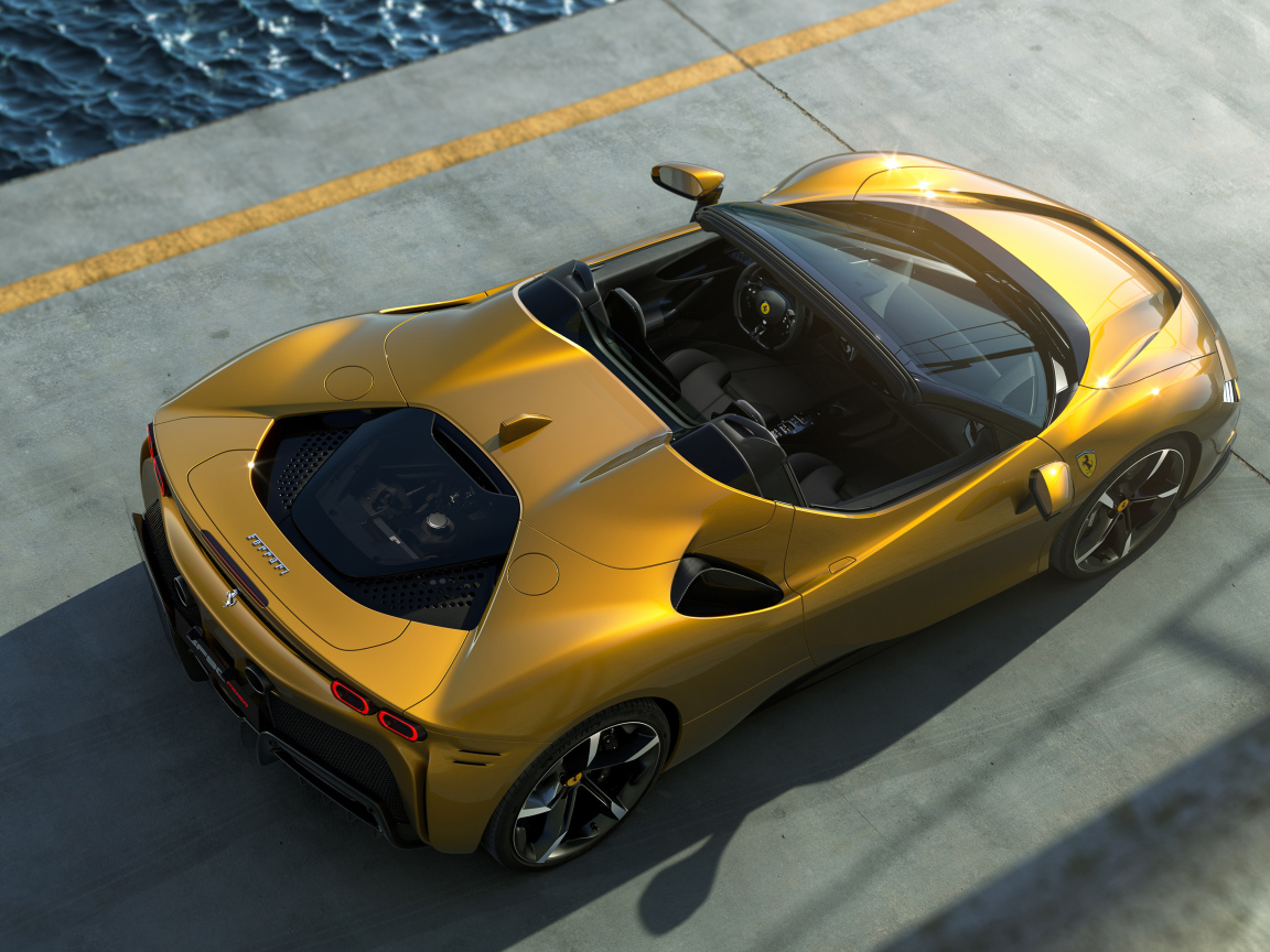 Золотистый автомобиль Ferrari SF90 Spider 2021 года вид сверху