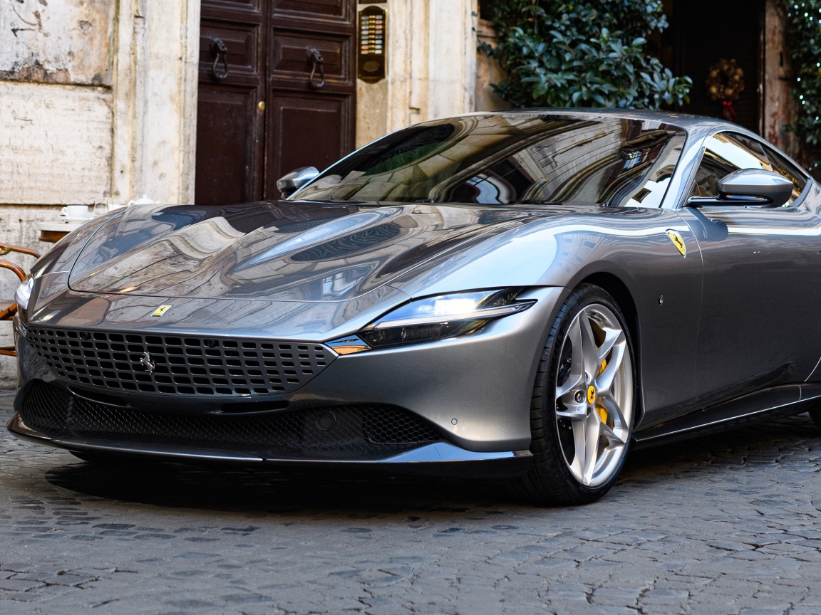 Серебристый автомобиль Ferrari Roma 2020 года 