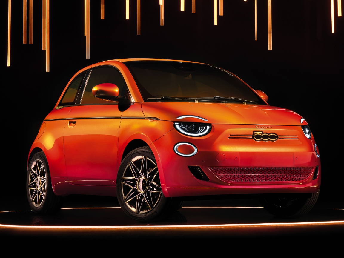 Оранжевый миниатюрный автомобиль Fiat B500 MAI TROPPO By Bvlgari 2020 года 