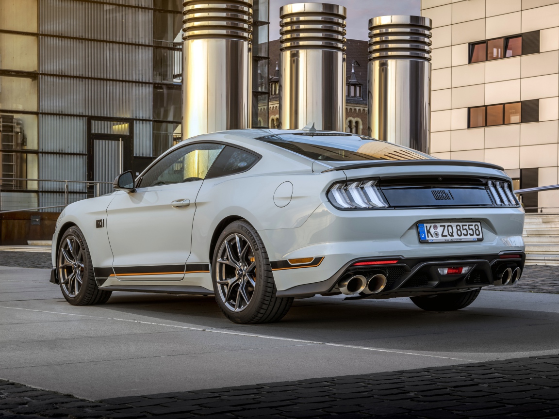 Белый автомобиль Ford Mustang Mach 1 2021 года вид сзади