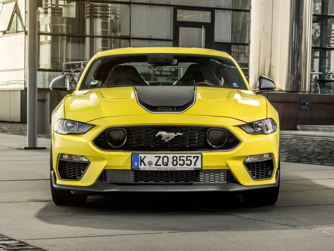 Желтый автомобиль Ford Mustang Mach 1 2021 года 