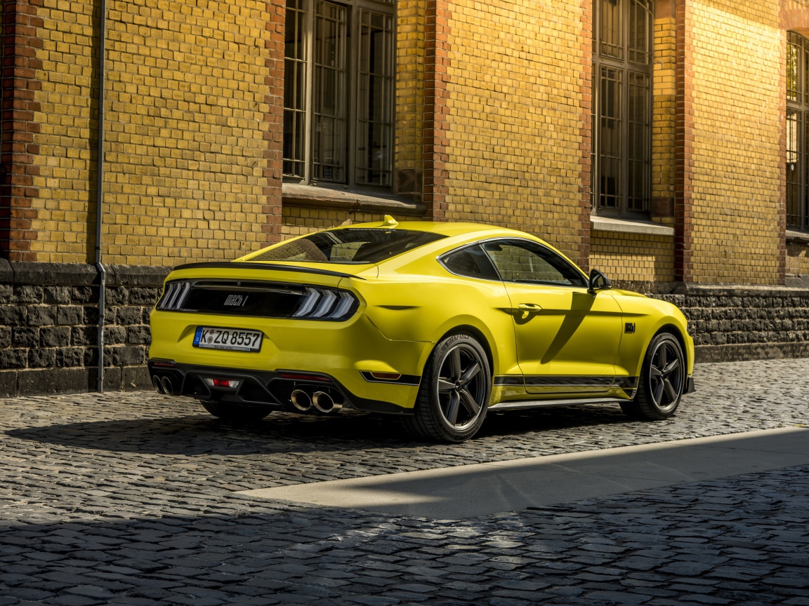 Желтый автомобиль Ford Mustang Mach 1 2021 года вид сзади