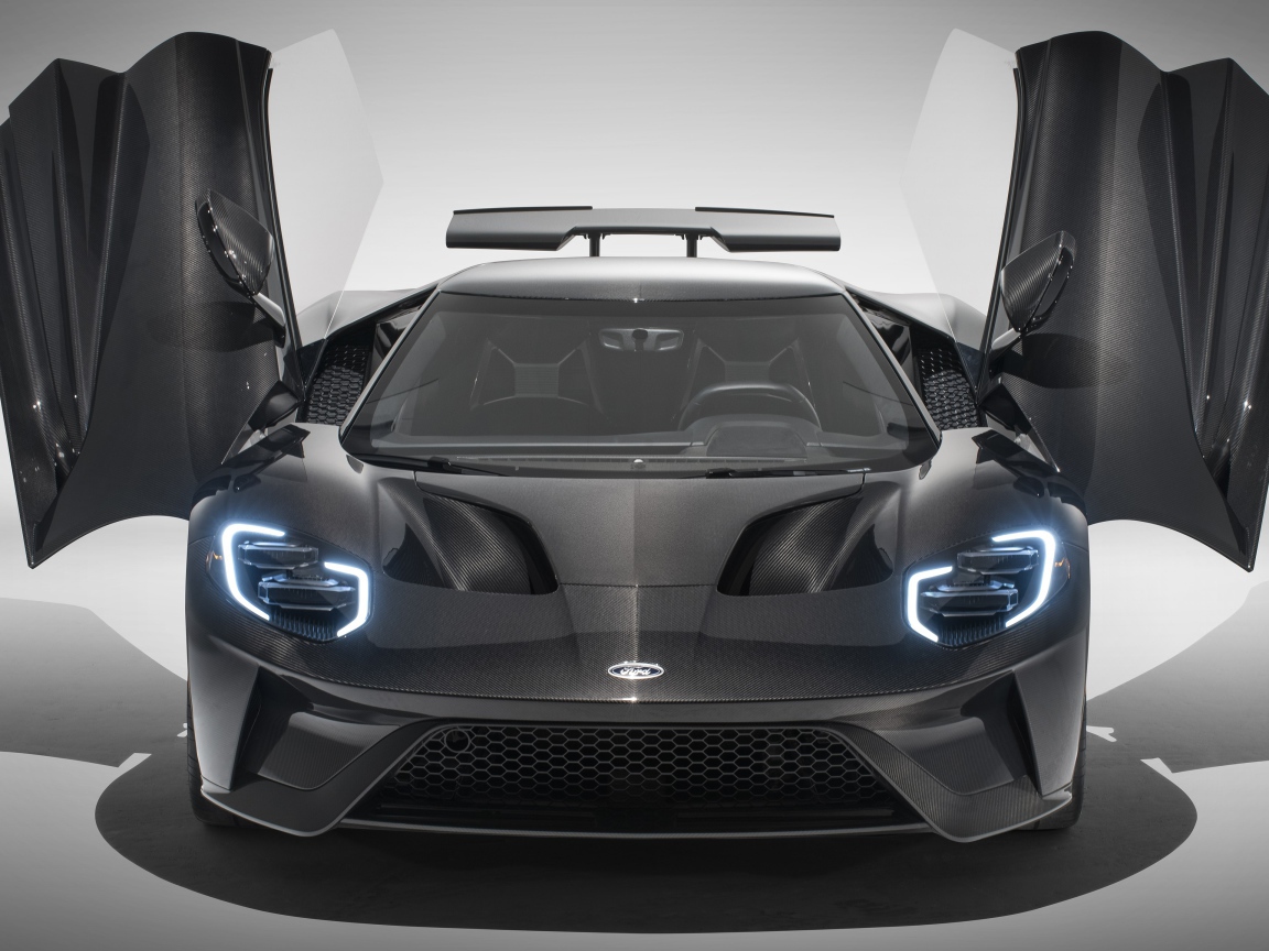 Автомобиль Ford GT Liquid Carbon, 2020 года с открытыми дверями