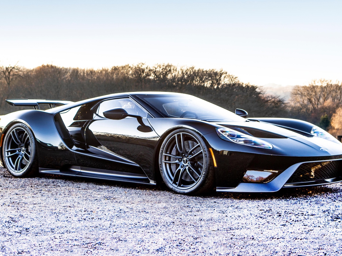 Черный спортивный автомобиль ford gt на рассвете 